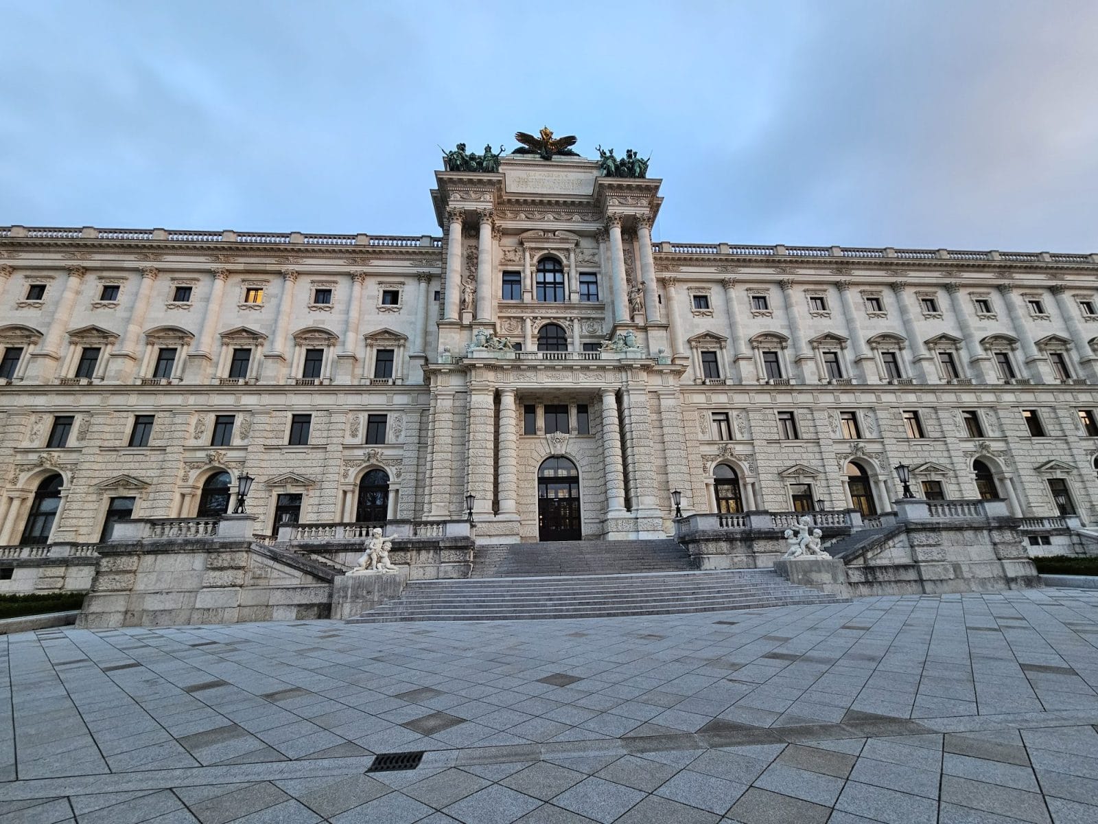 Neue Burg Wing features