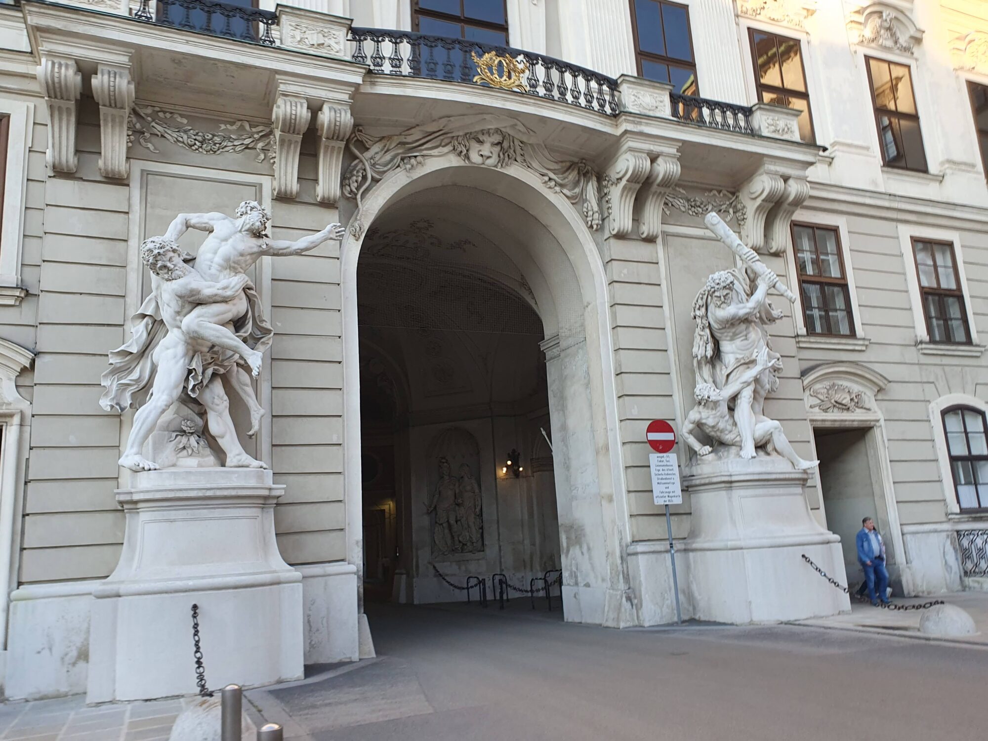 Staues Michaels Gate Hofburg