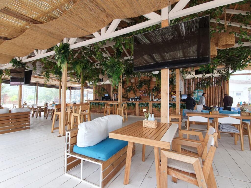 LUJO Beach Bar