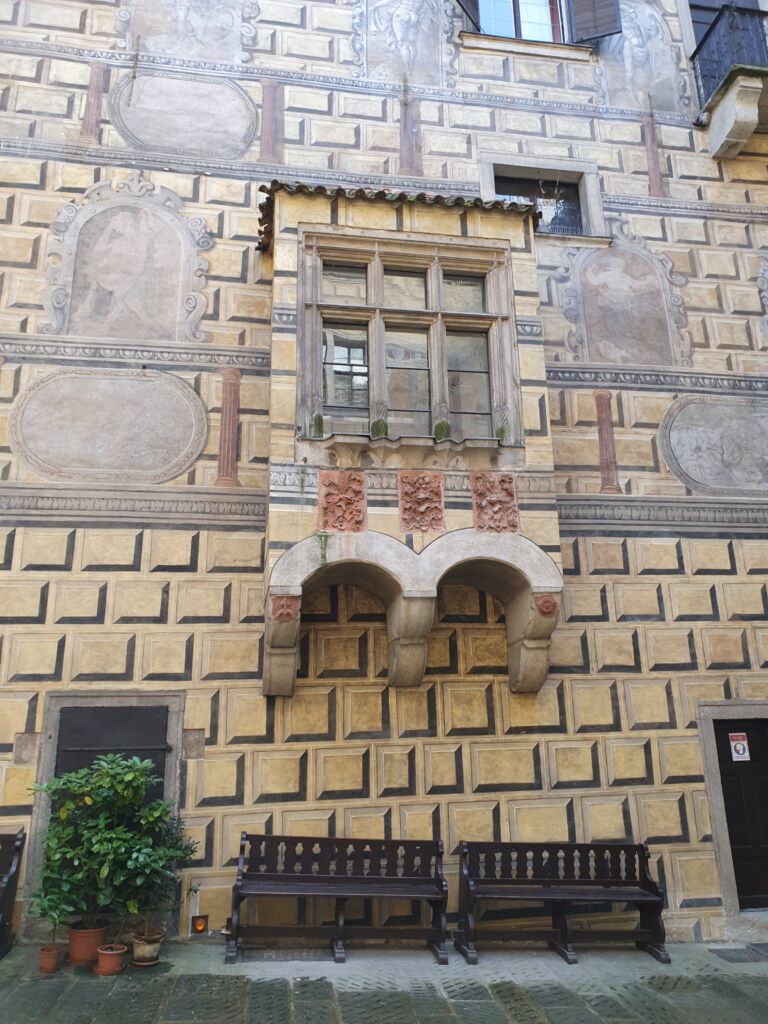 4th Courtyard Decor