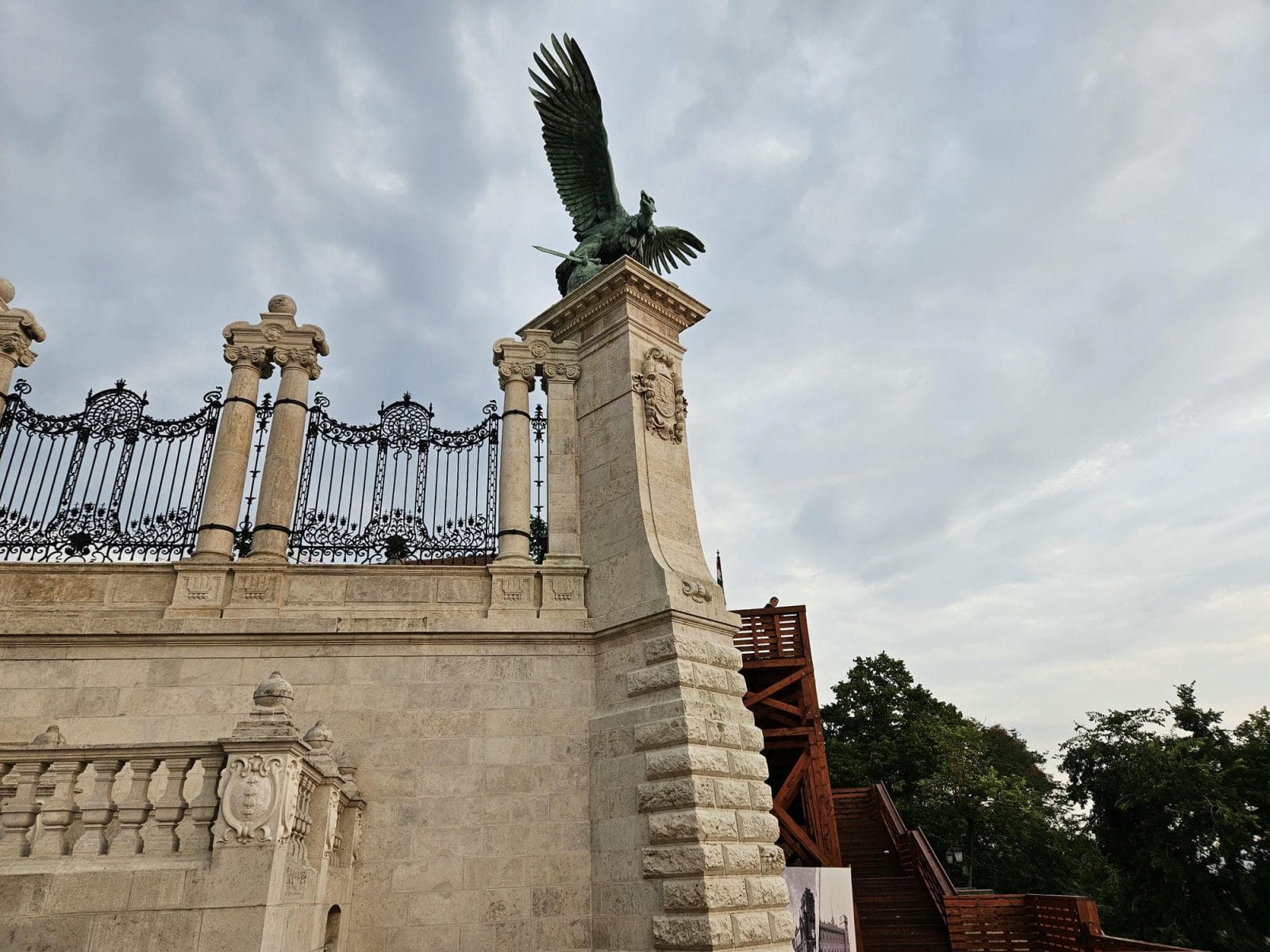 Turul statue