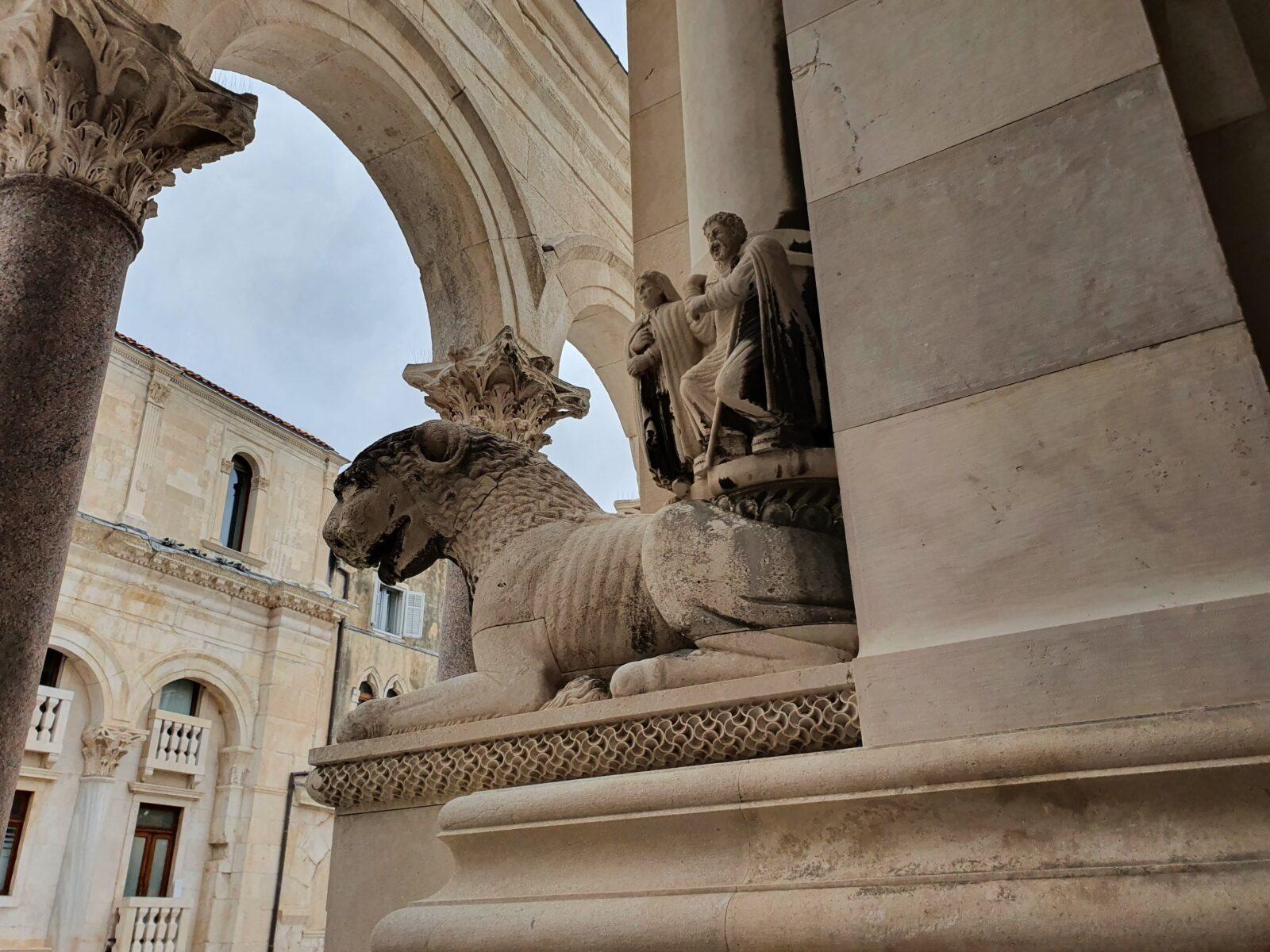 Cathedral entrance sculptures