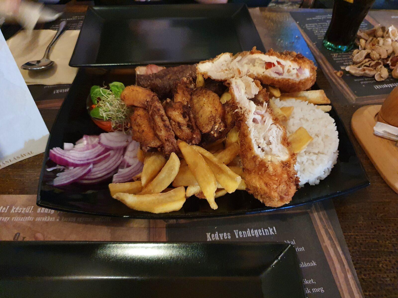 Korhely Étterem sharing board
