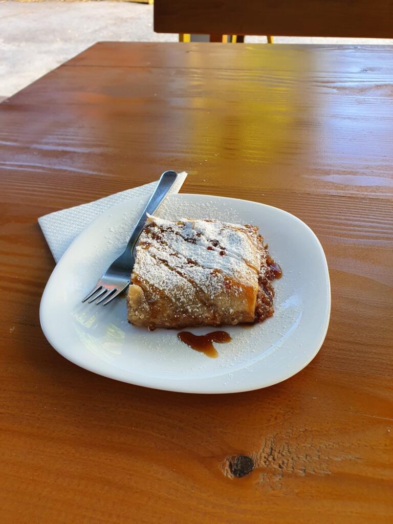 Arnika apple strudel