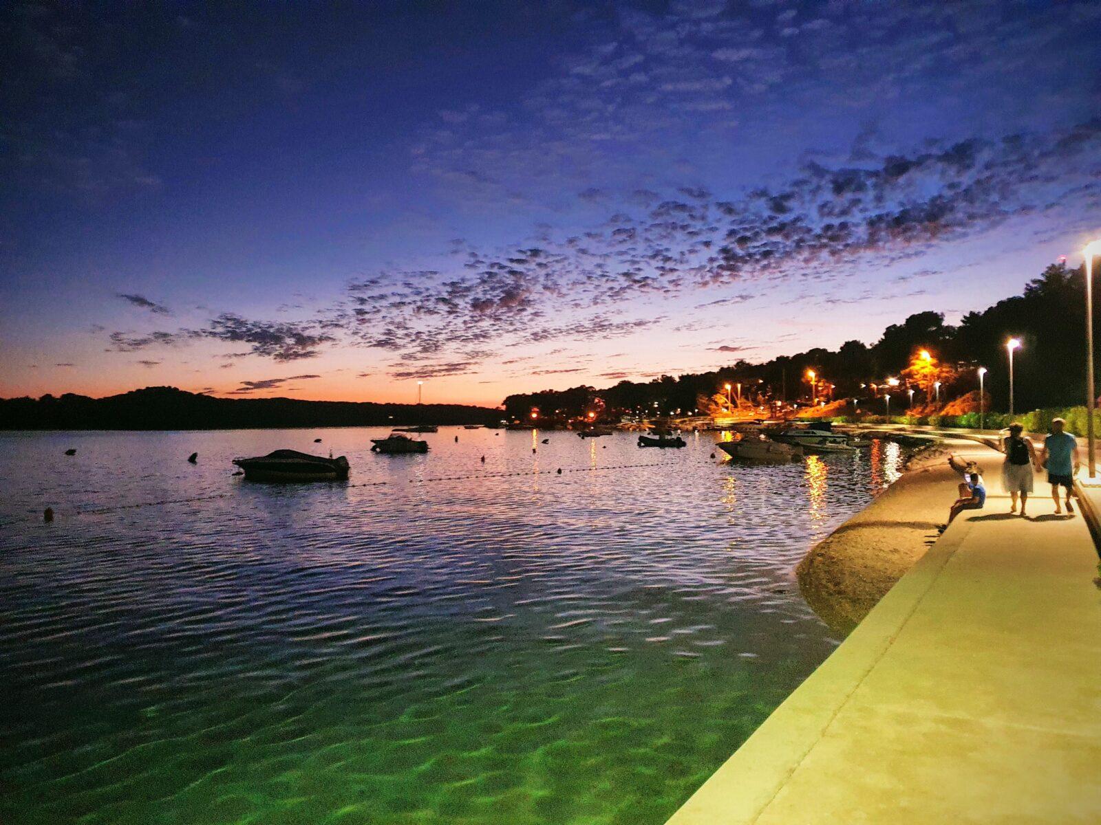 Guest House Lara Sea at night