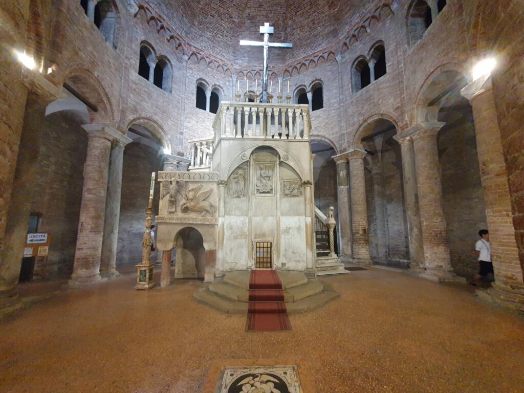 BASILICA SANTUARIO SANTO STEFANO Altar