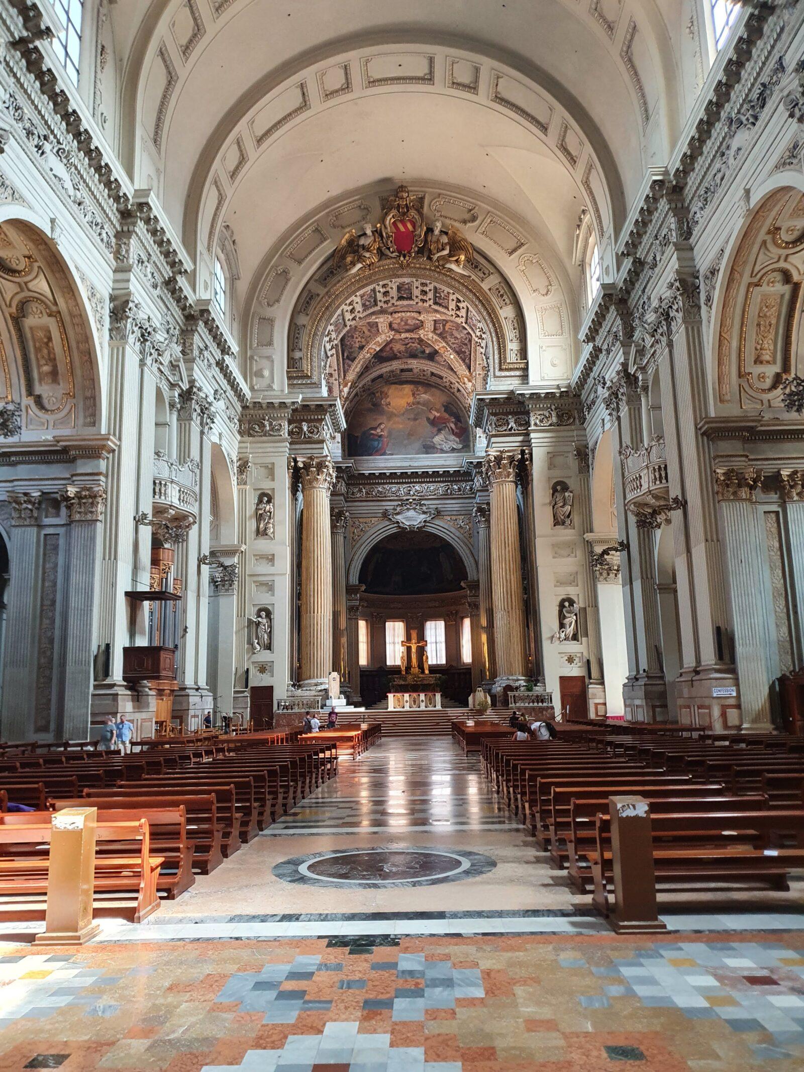 Cattedrale Metropolitana di San Pietro aisle