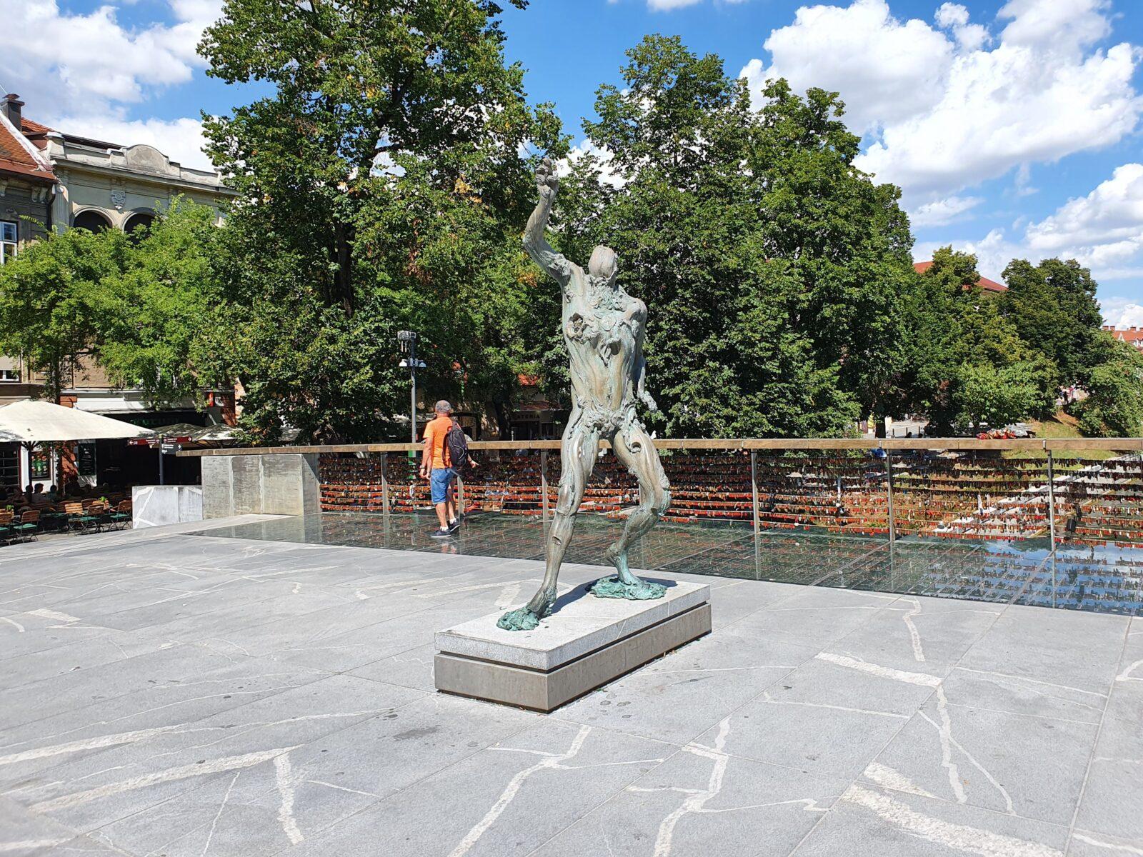 Mesarski most statue