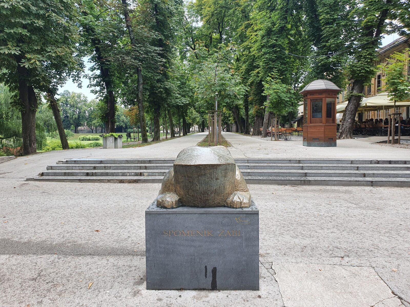 Promenada Statue