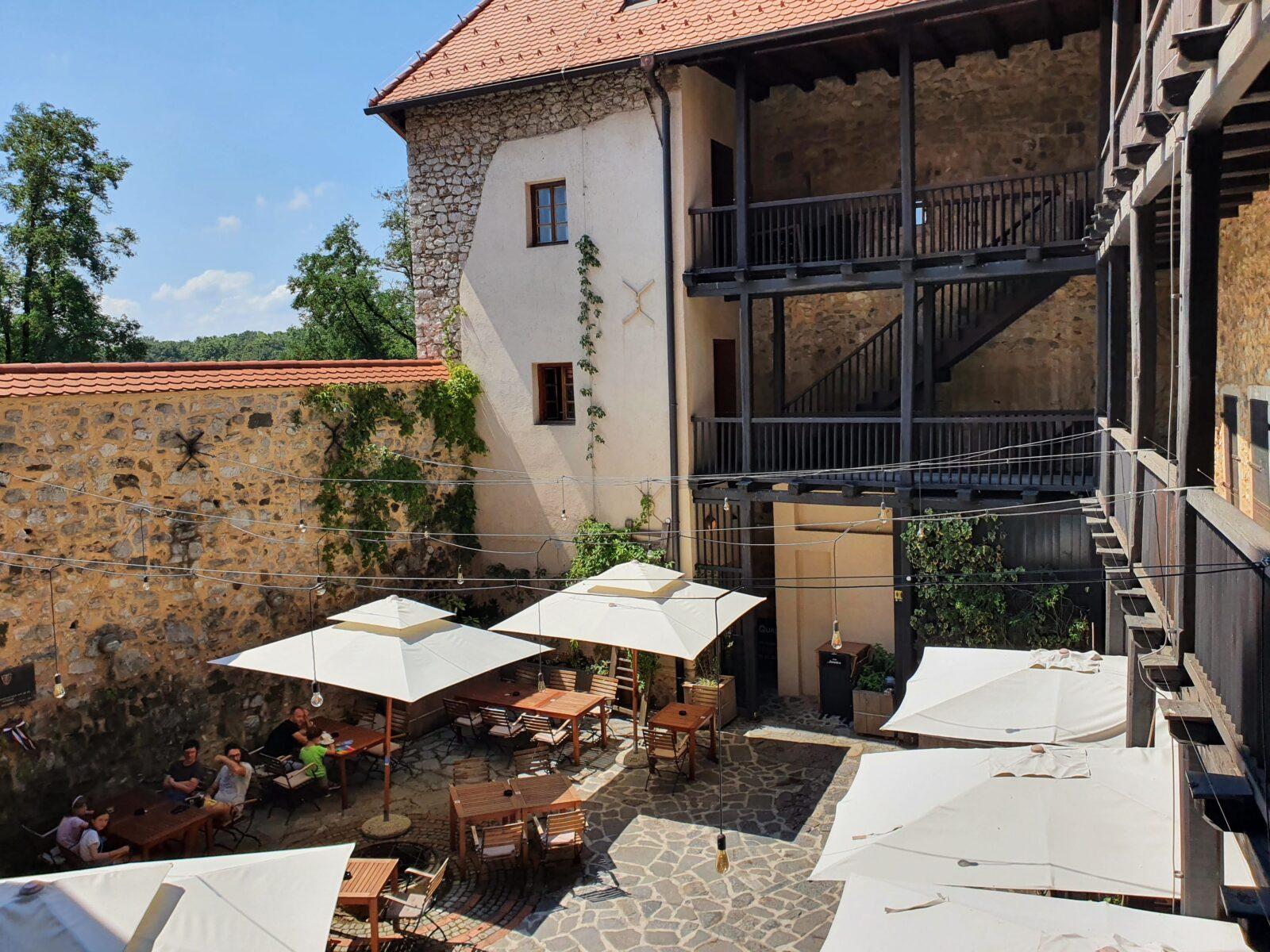 Stari grad Dubovac Courtyard