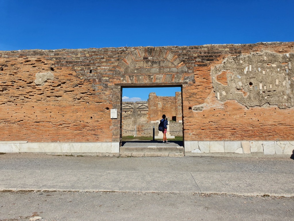 Tempio di Vespasiano Entrance