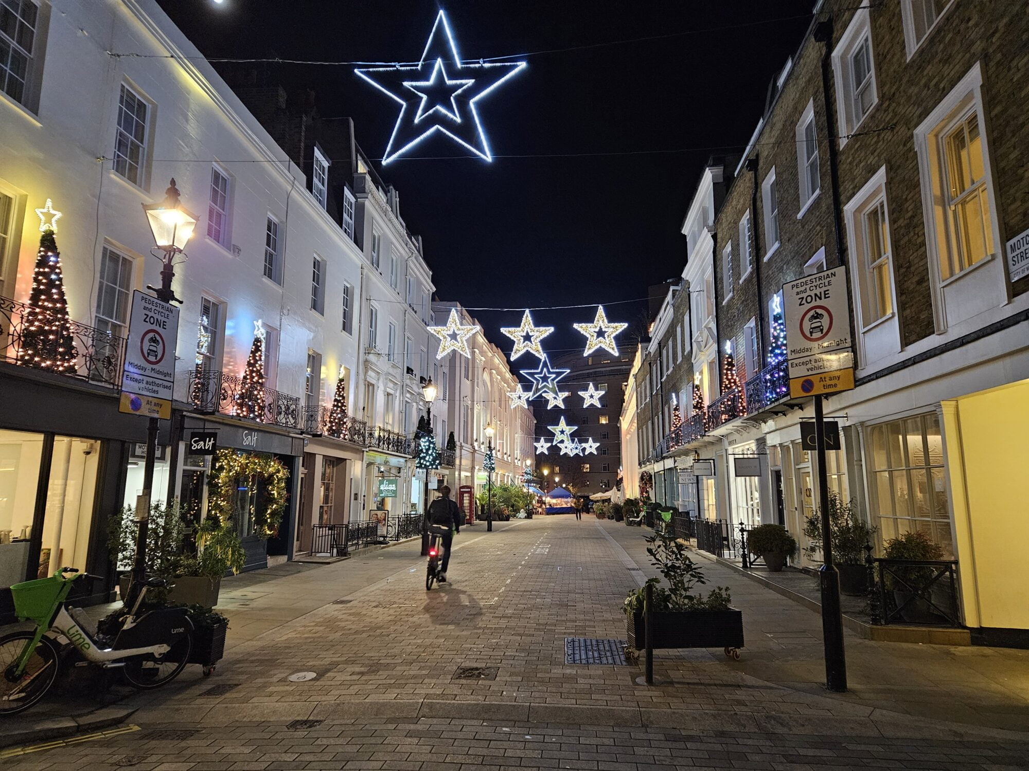 Motcomb St Decorations