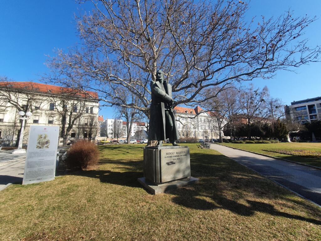 General Maistra Square Statue