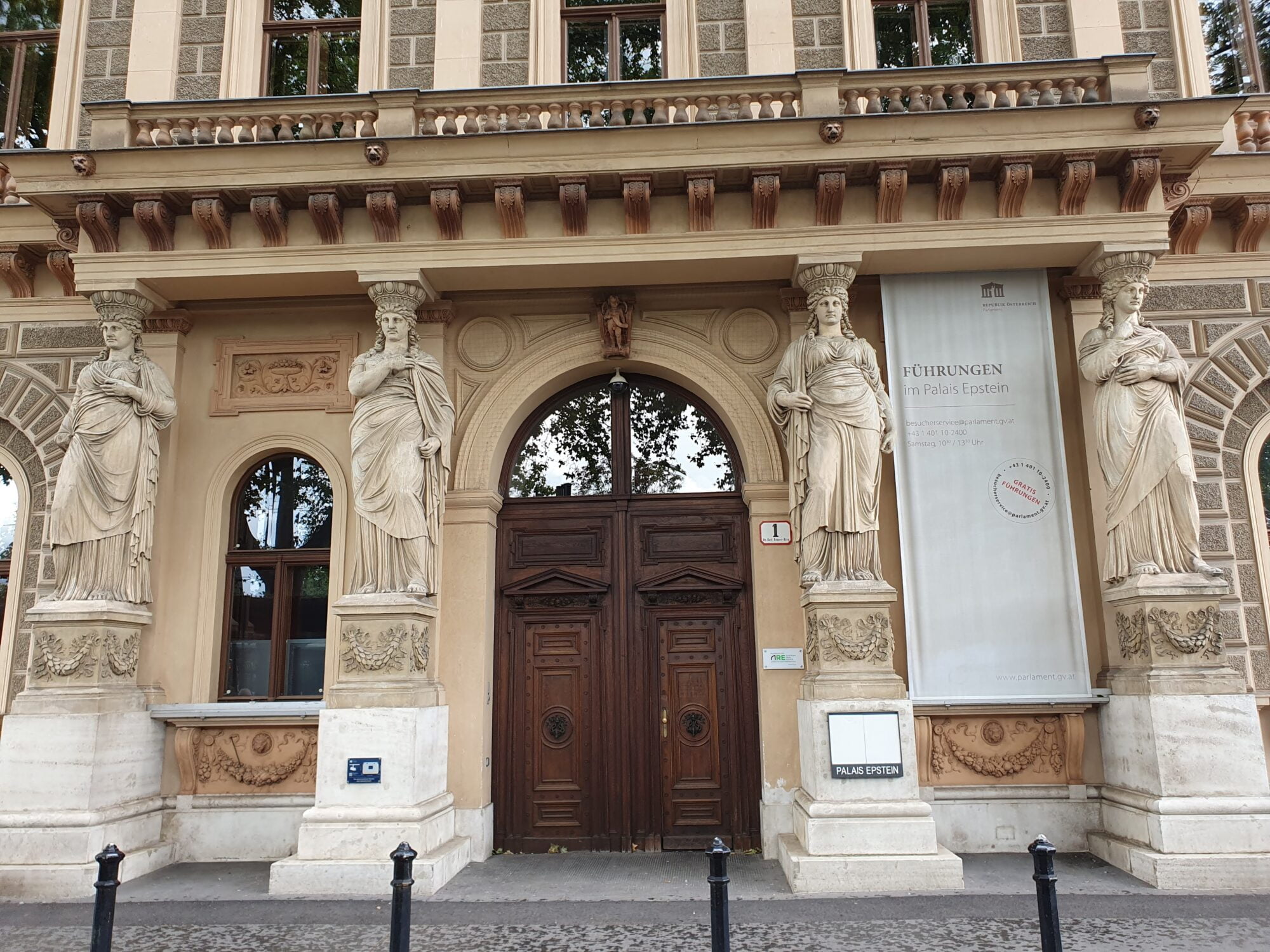 Palais Epstein Statues
