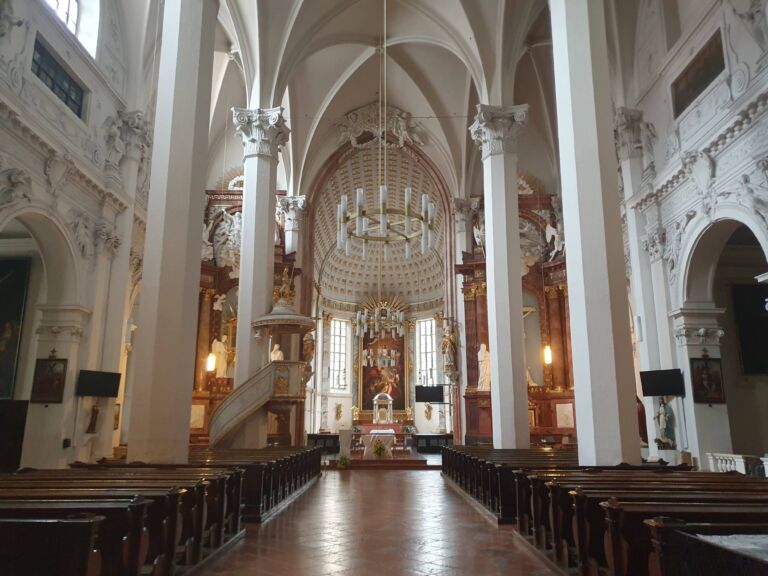 Kirche am Hof Nave