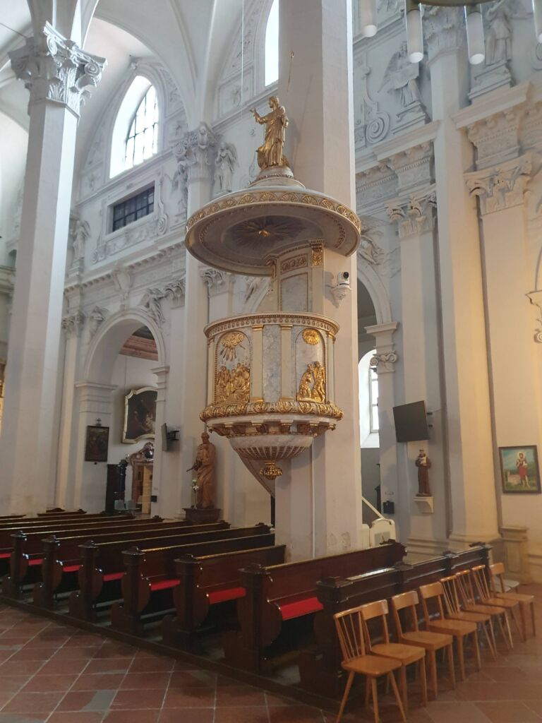 Kirche am Hof Pulpit