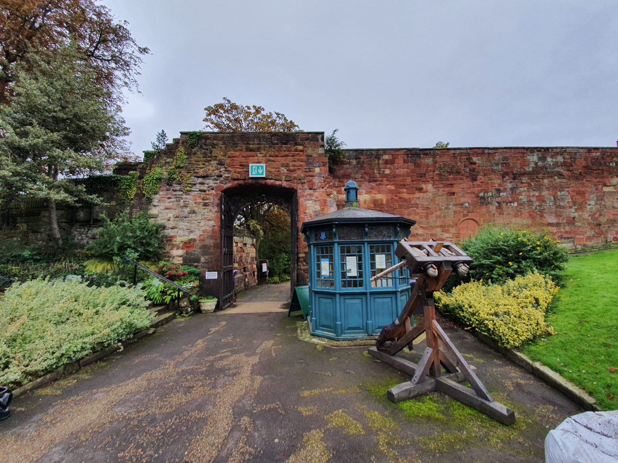 Gate