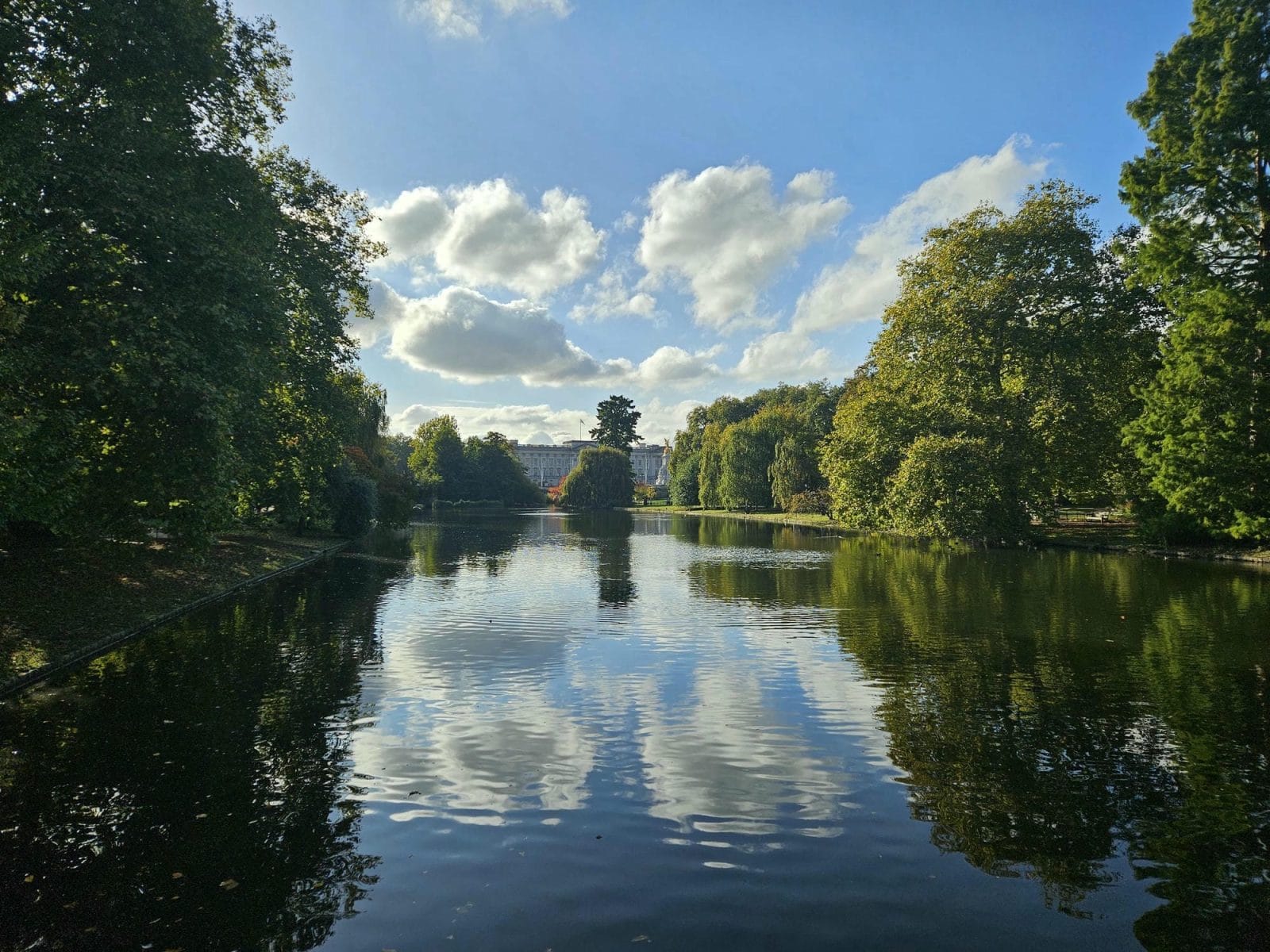 Buckingham Palace & St James Park Lake