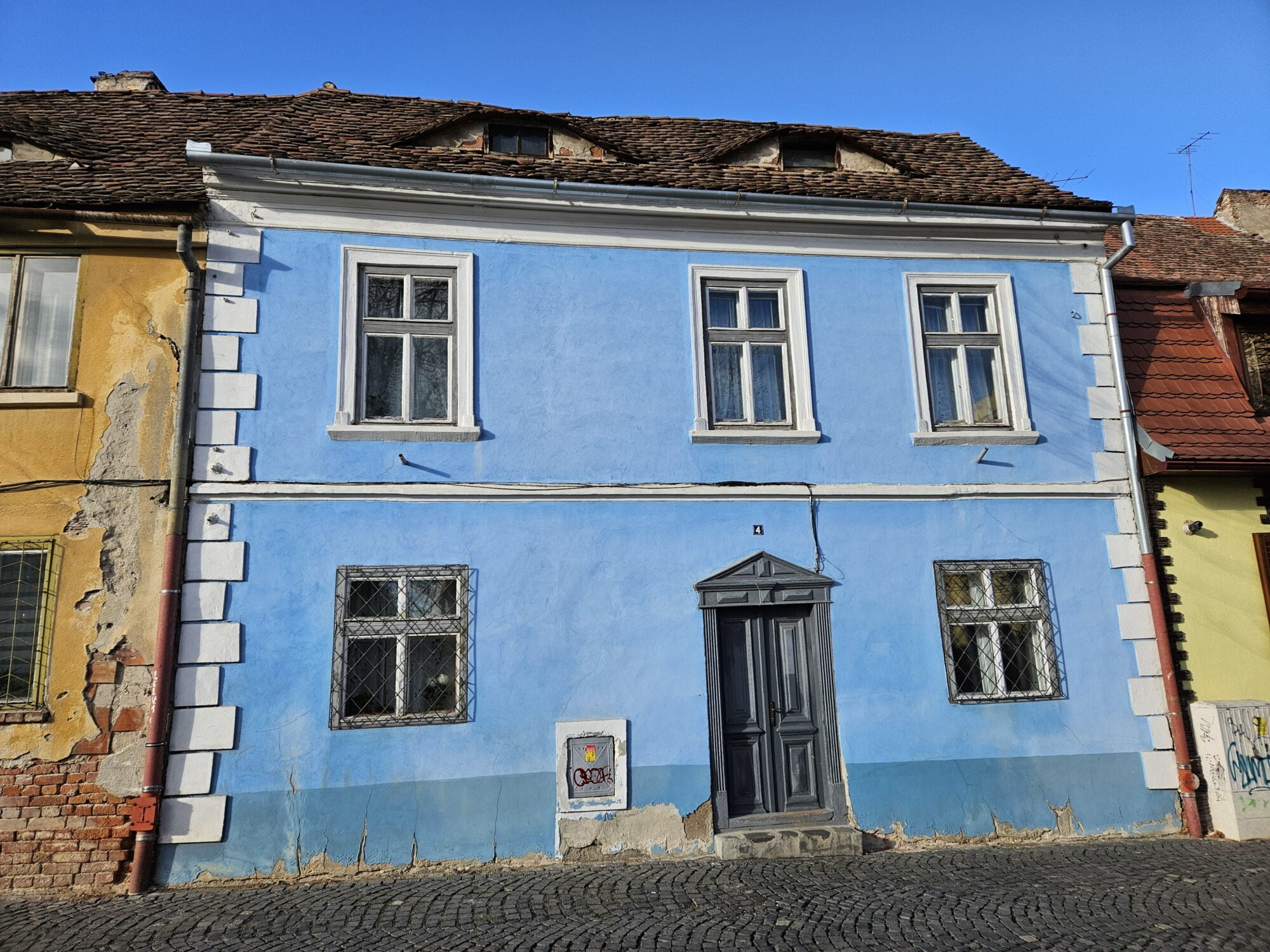 Eye shaped windows
