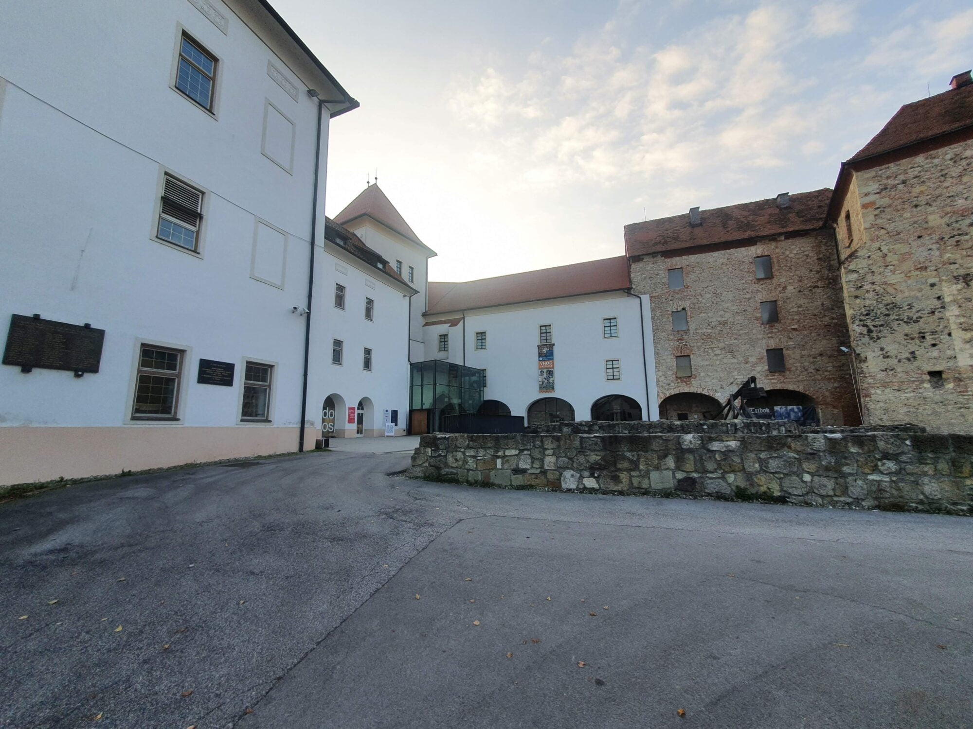 Knežji dvorec