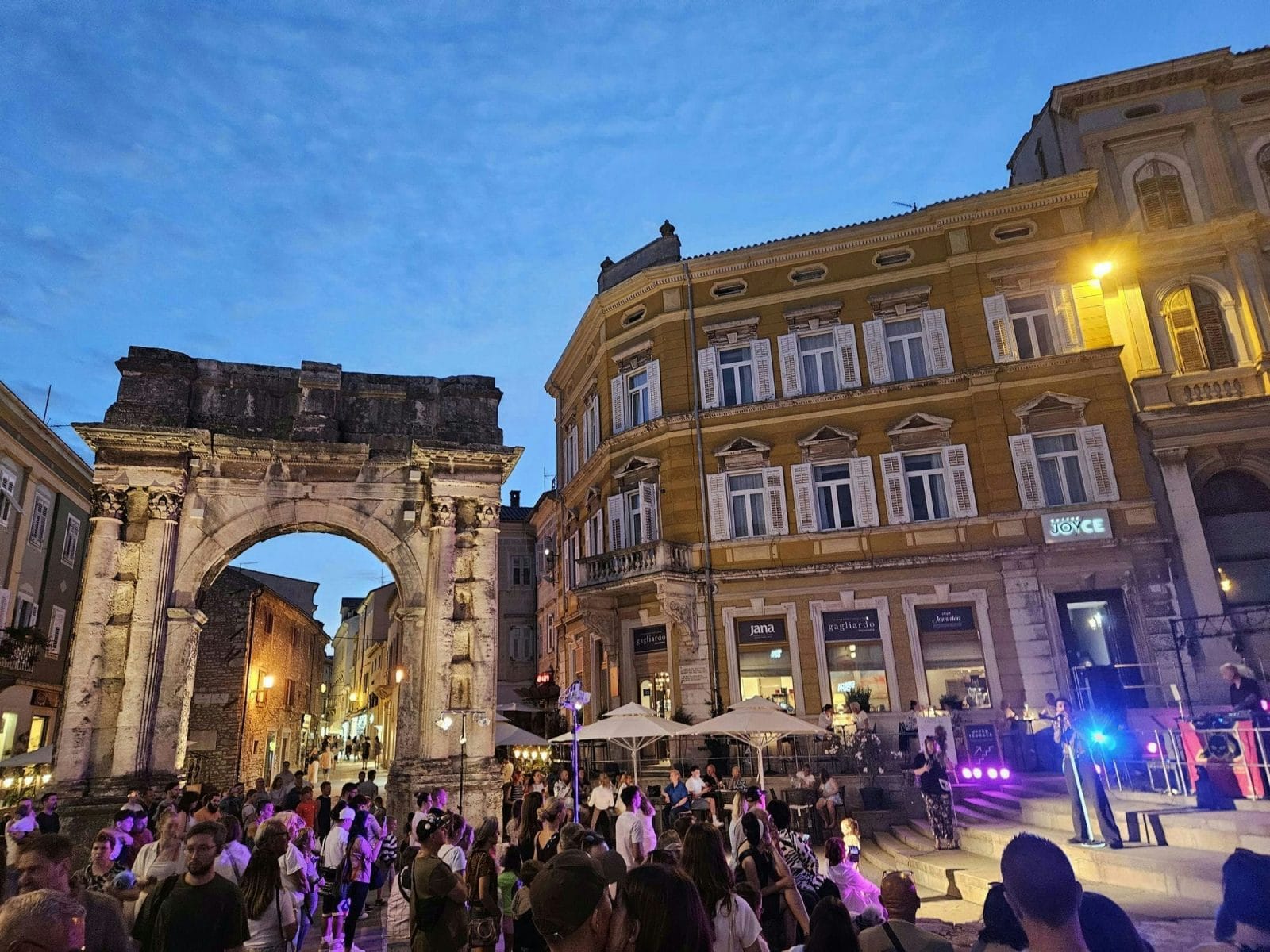 Evening atmosphere near the Arch of the Sergii