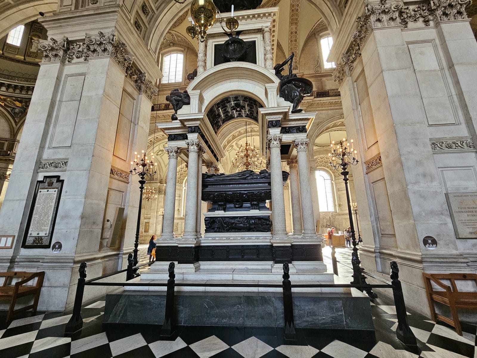 wellington monument to arthur wellesle St Pauls
