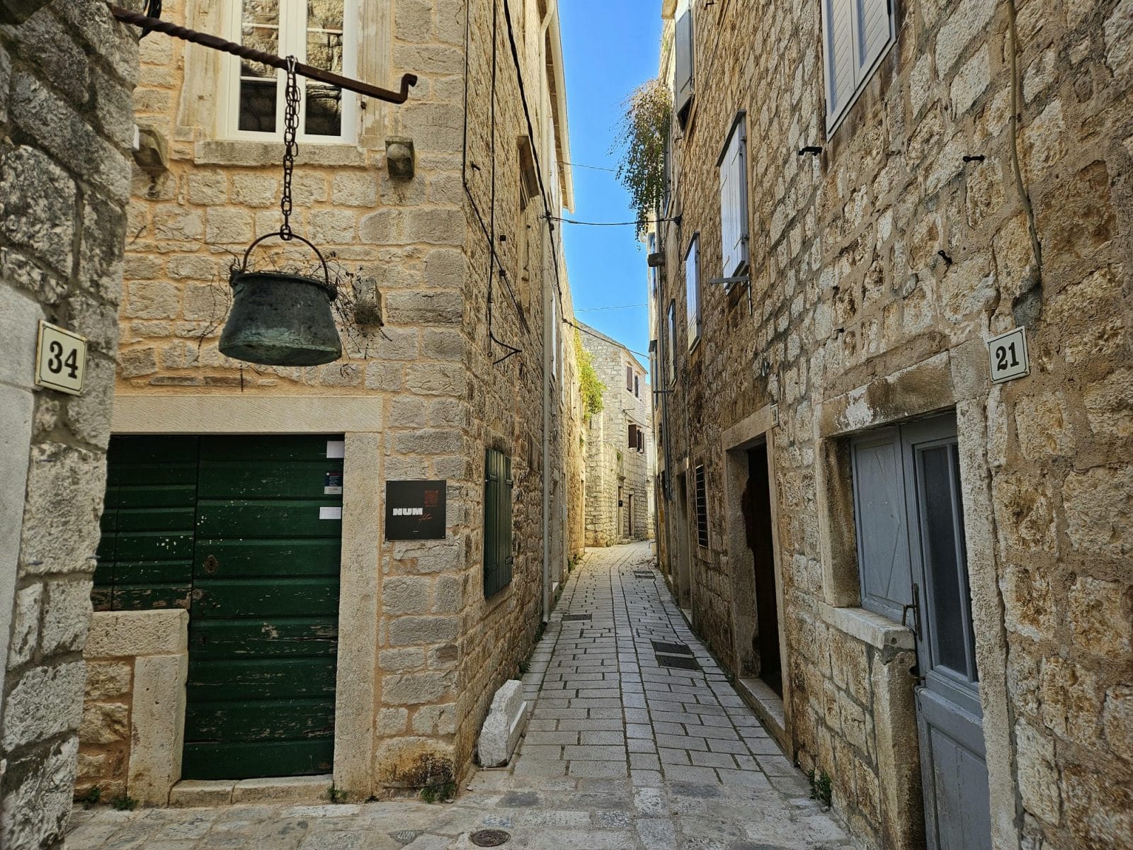 Narrow Streets Features
