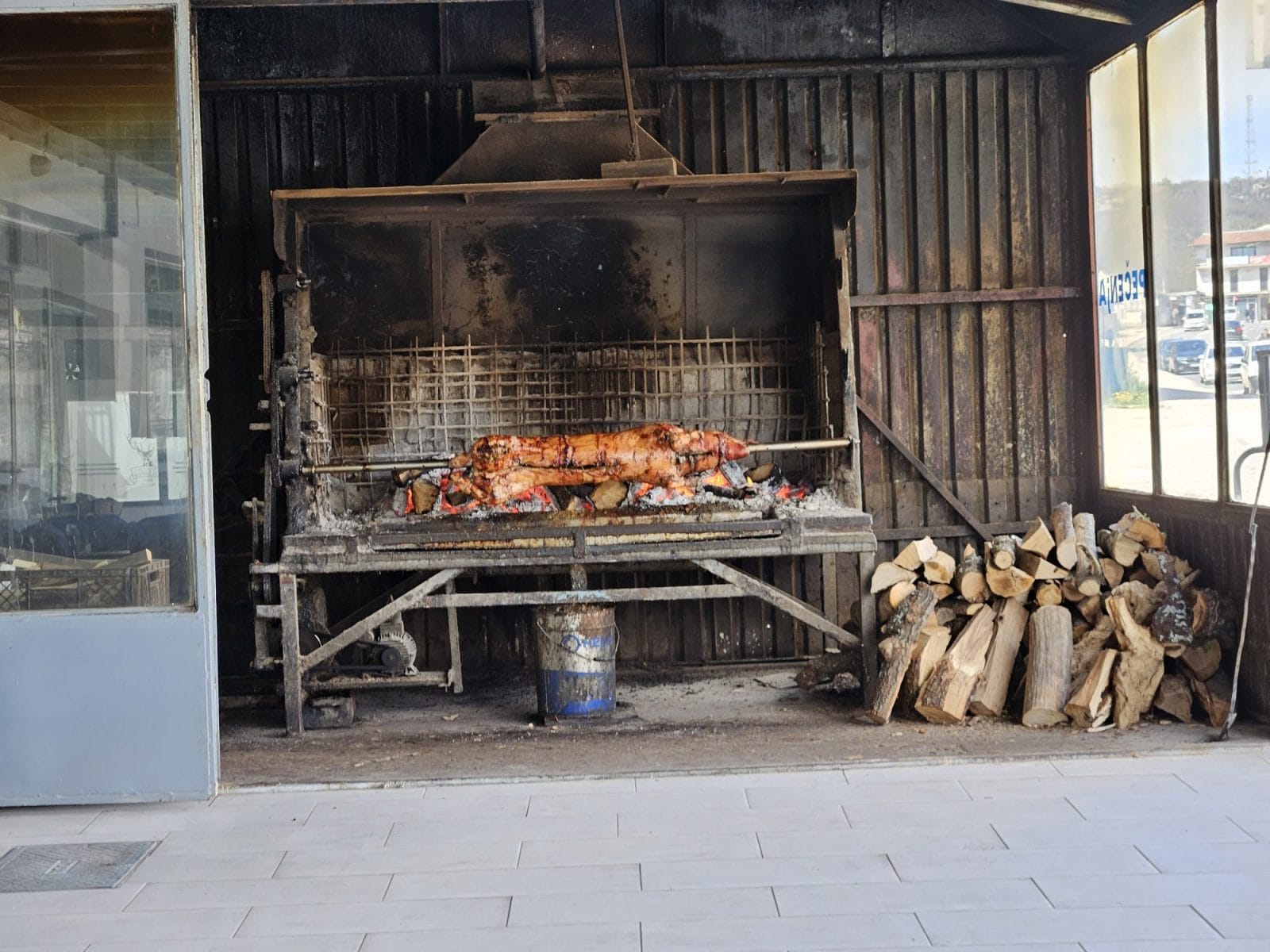 Tri lovca Spit Roast Pork