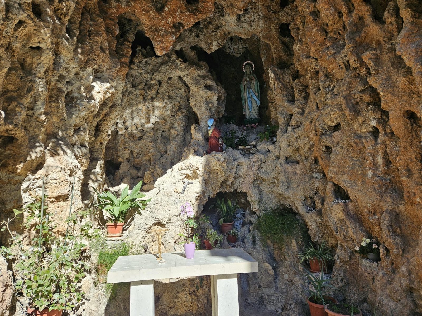 Crkva sv. Lovre Shrine