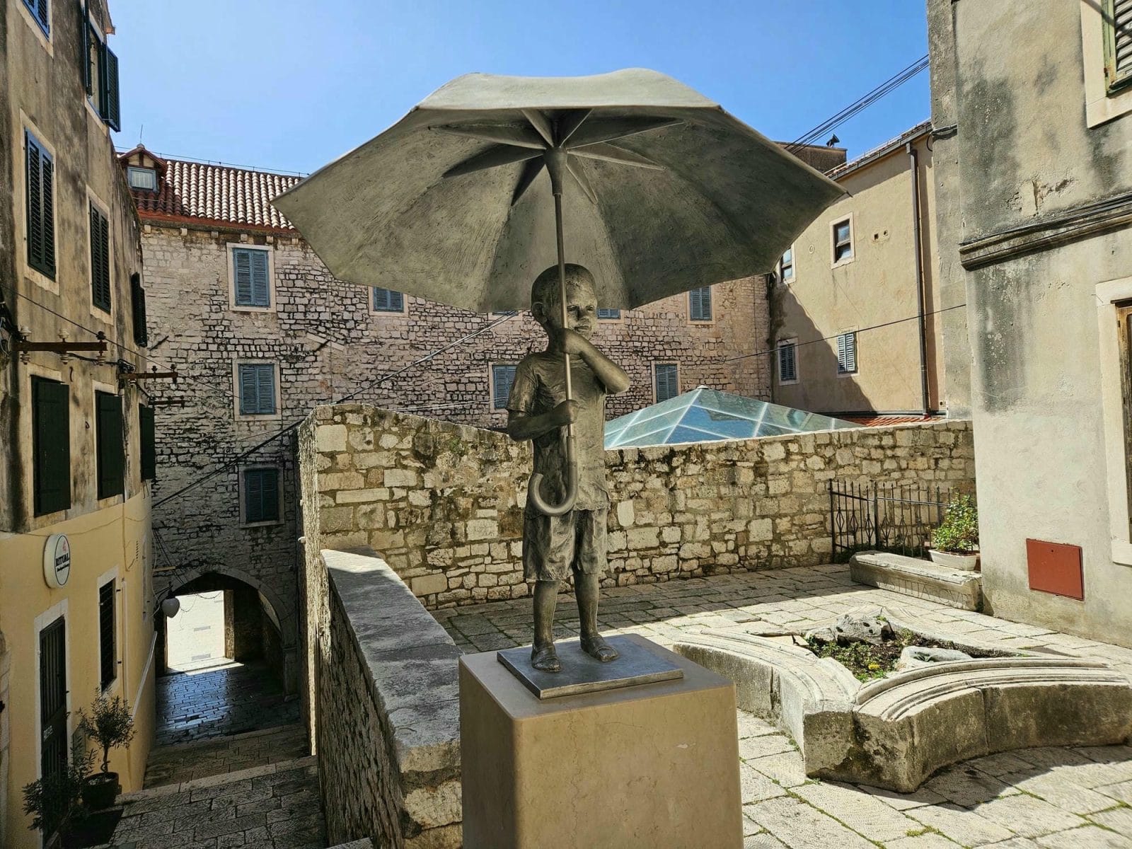 Dječak s kišobranom