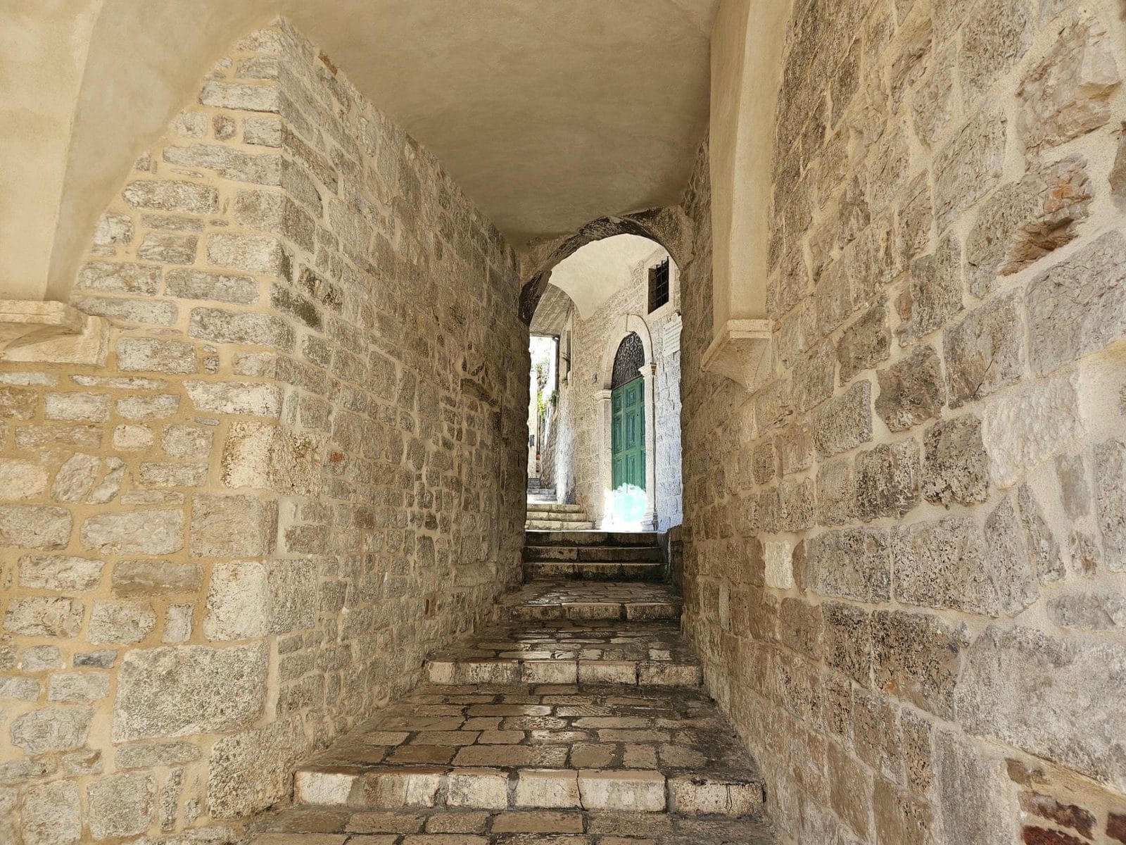 Pelegrini palace passageway