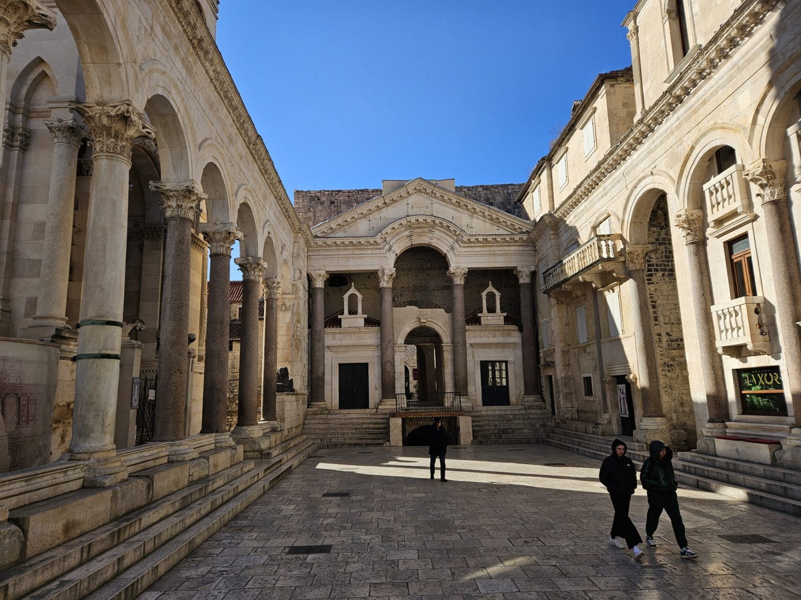 Vestibul Entrance