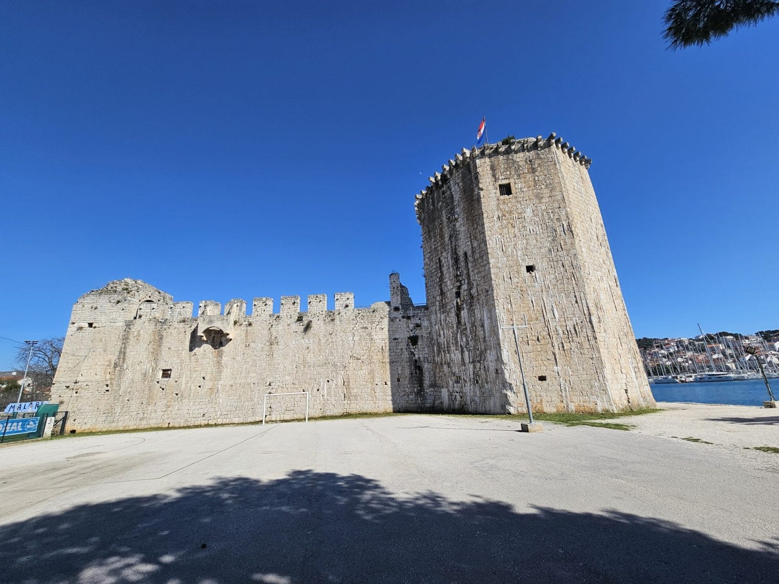 Kamerlengo Castle