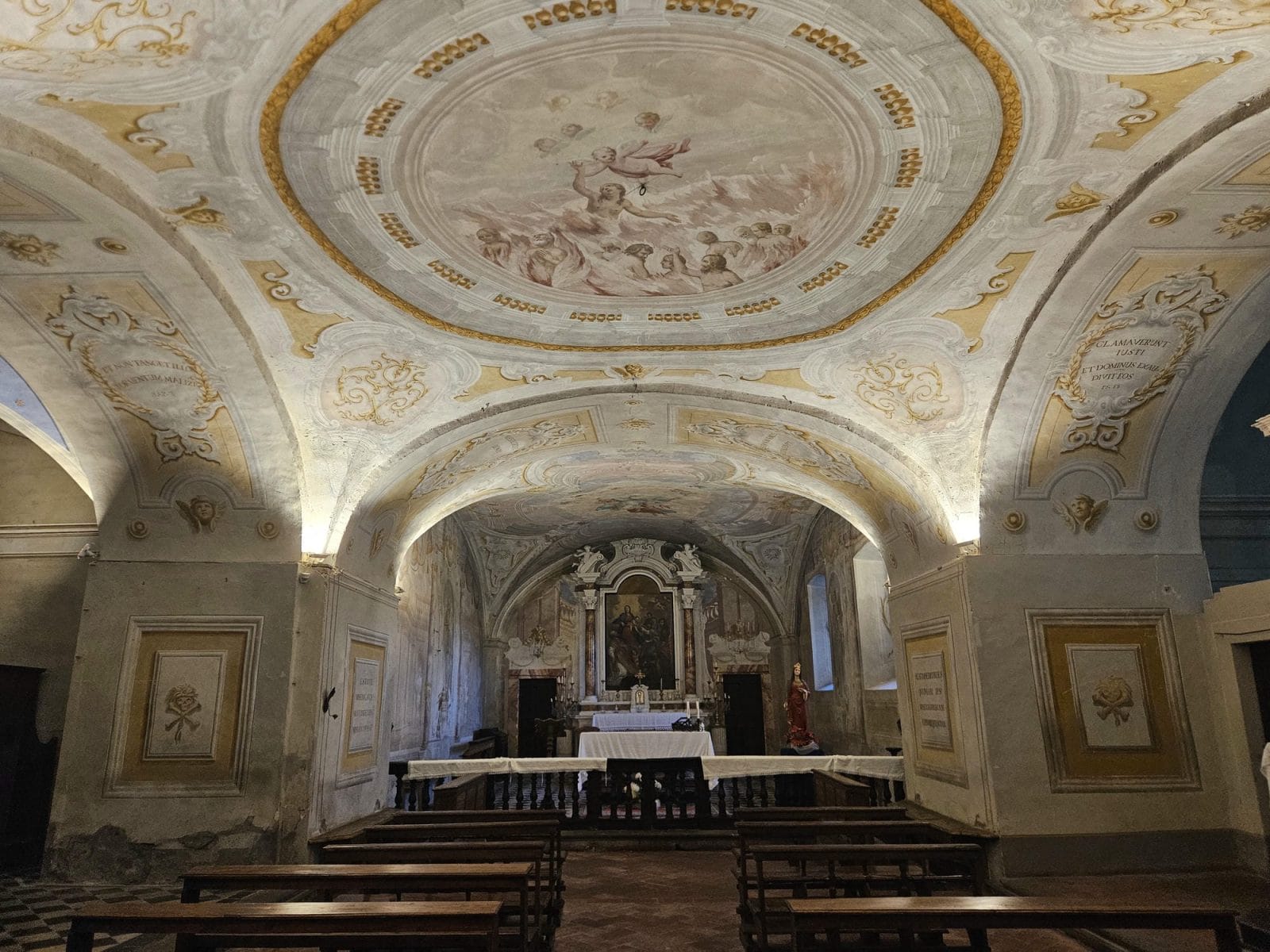 Duomo di colle crypt aisle