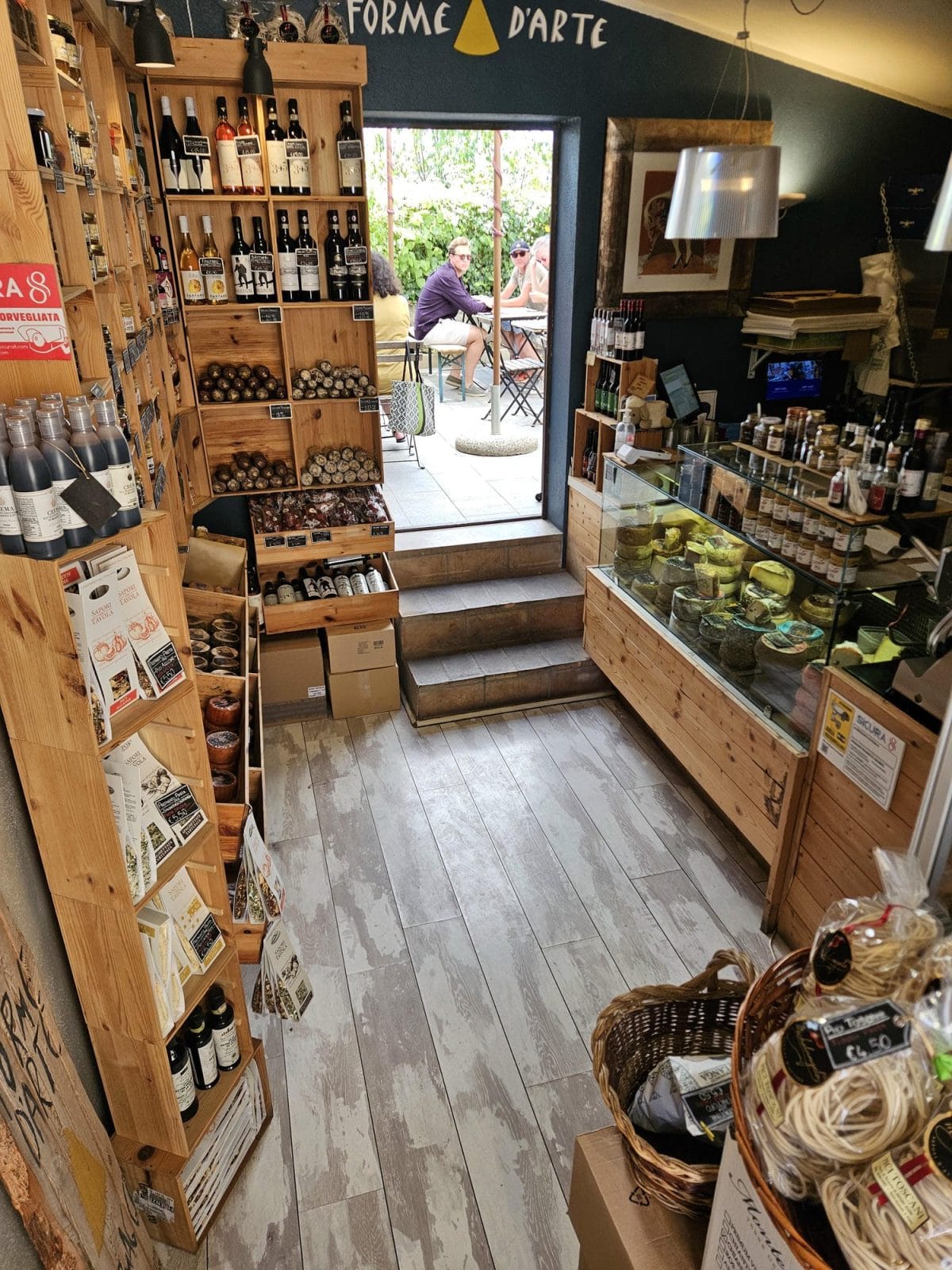 Forme Darte shop and food