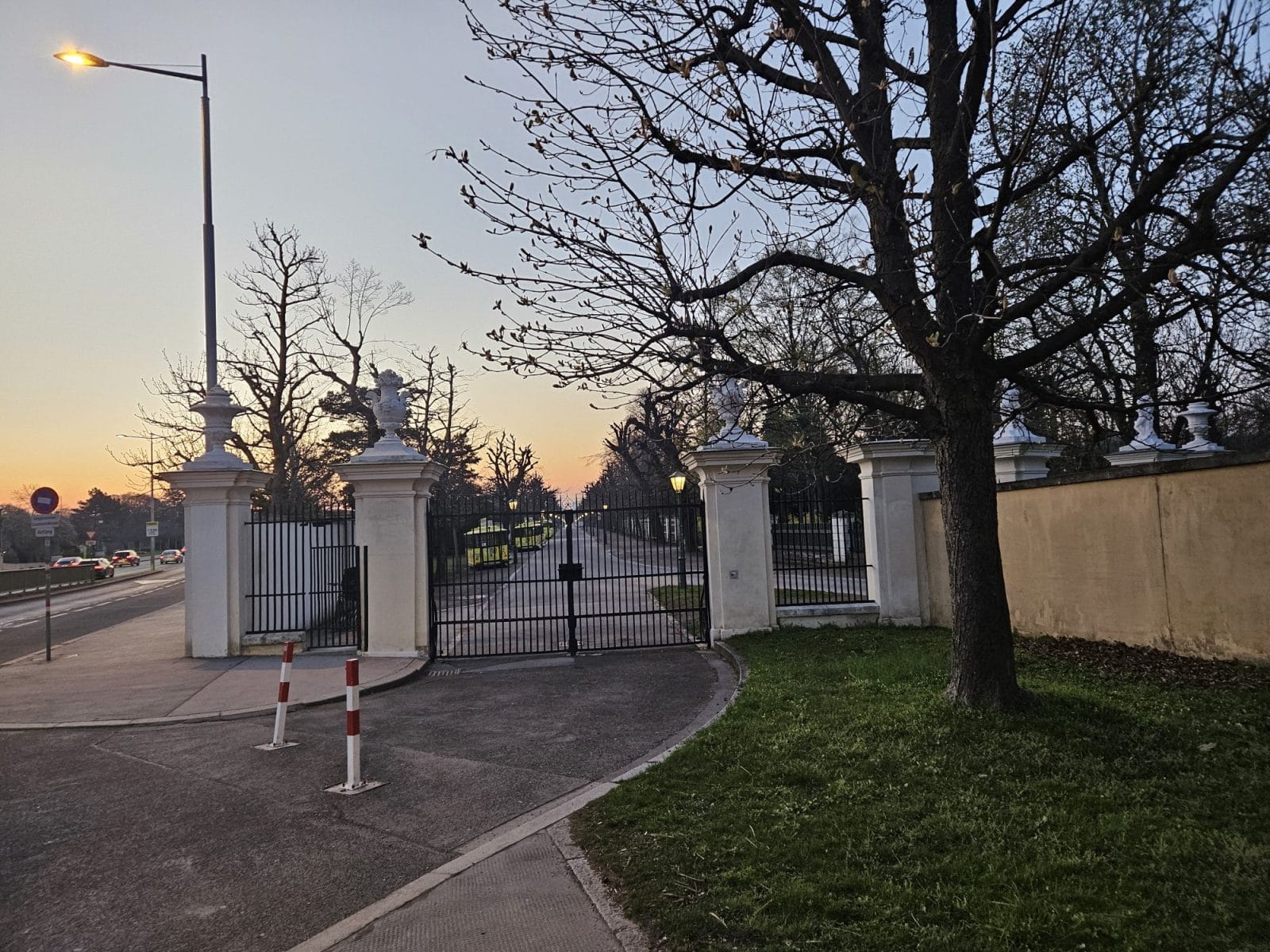 Gate