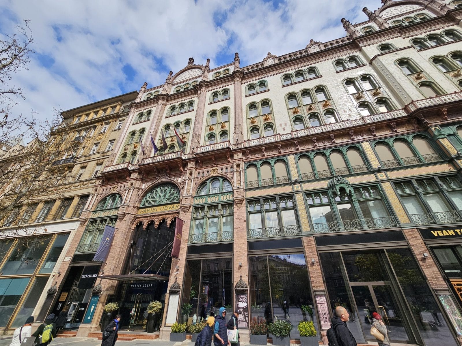 Párisi Udvar Hotel Building