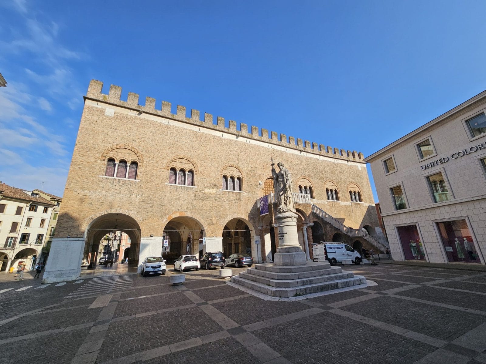 Palazzo dei Trecento and statue