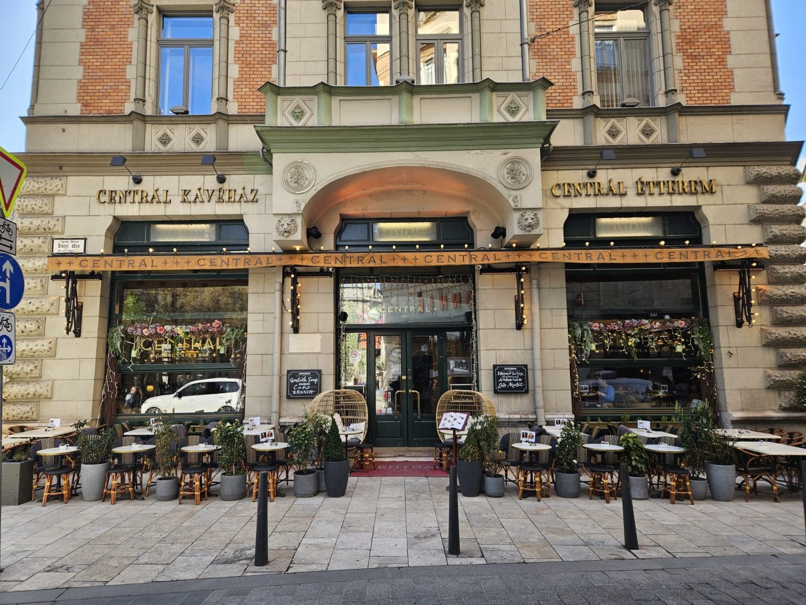 Centrál Grand Cafe & Bar Outside Seating