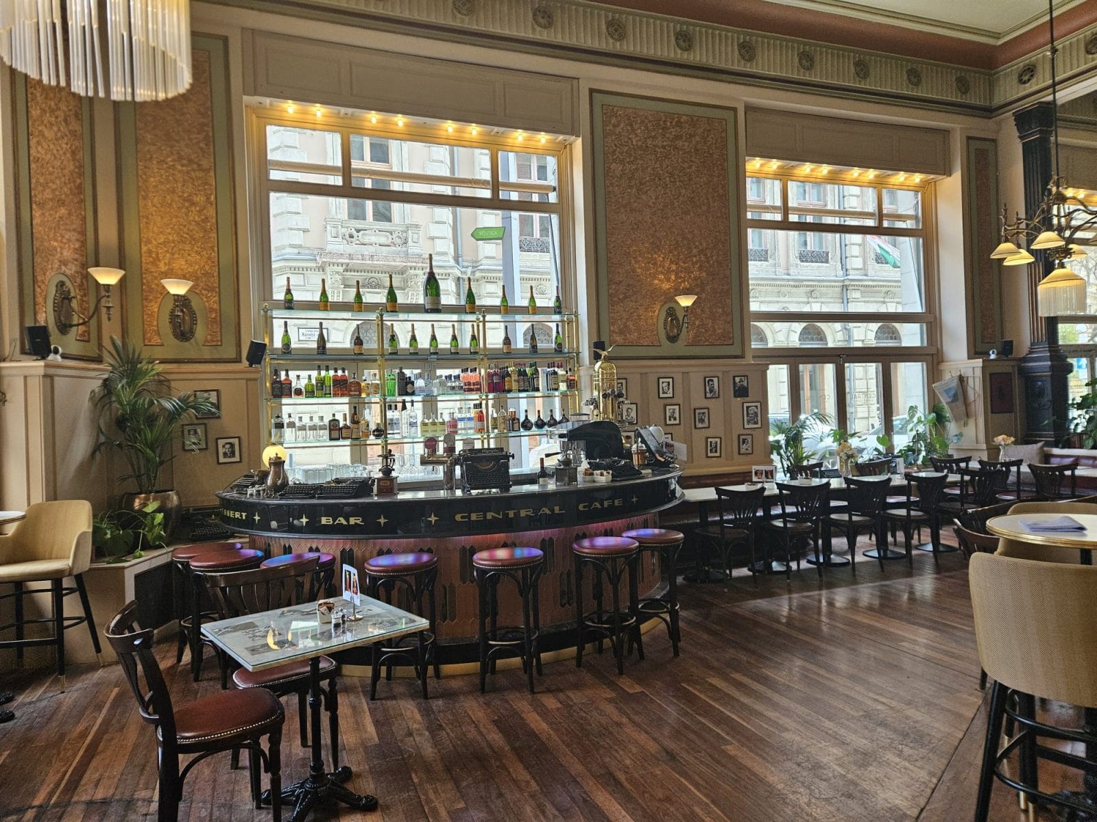 Centrál Grand Cafe & Bar inside