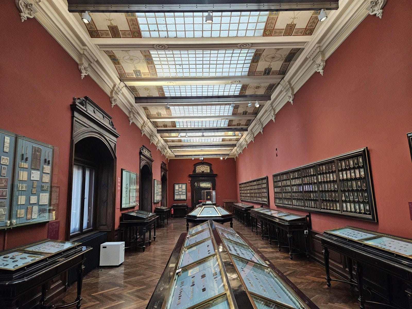 Coin cabinet