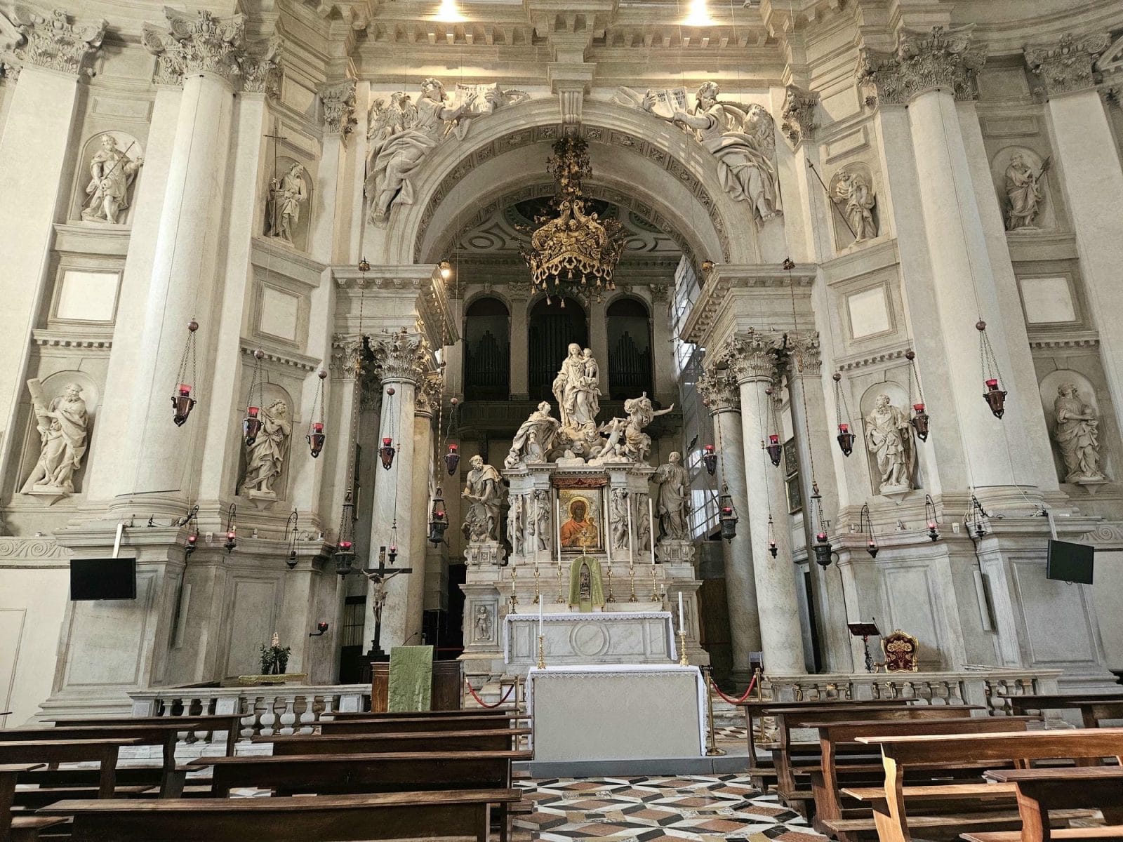 Basilica Santa Maria della Salute Altar