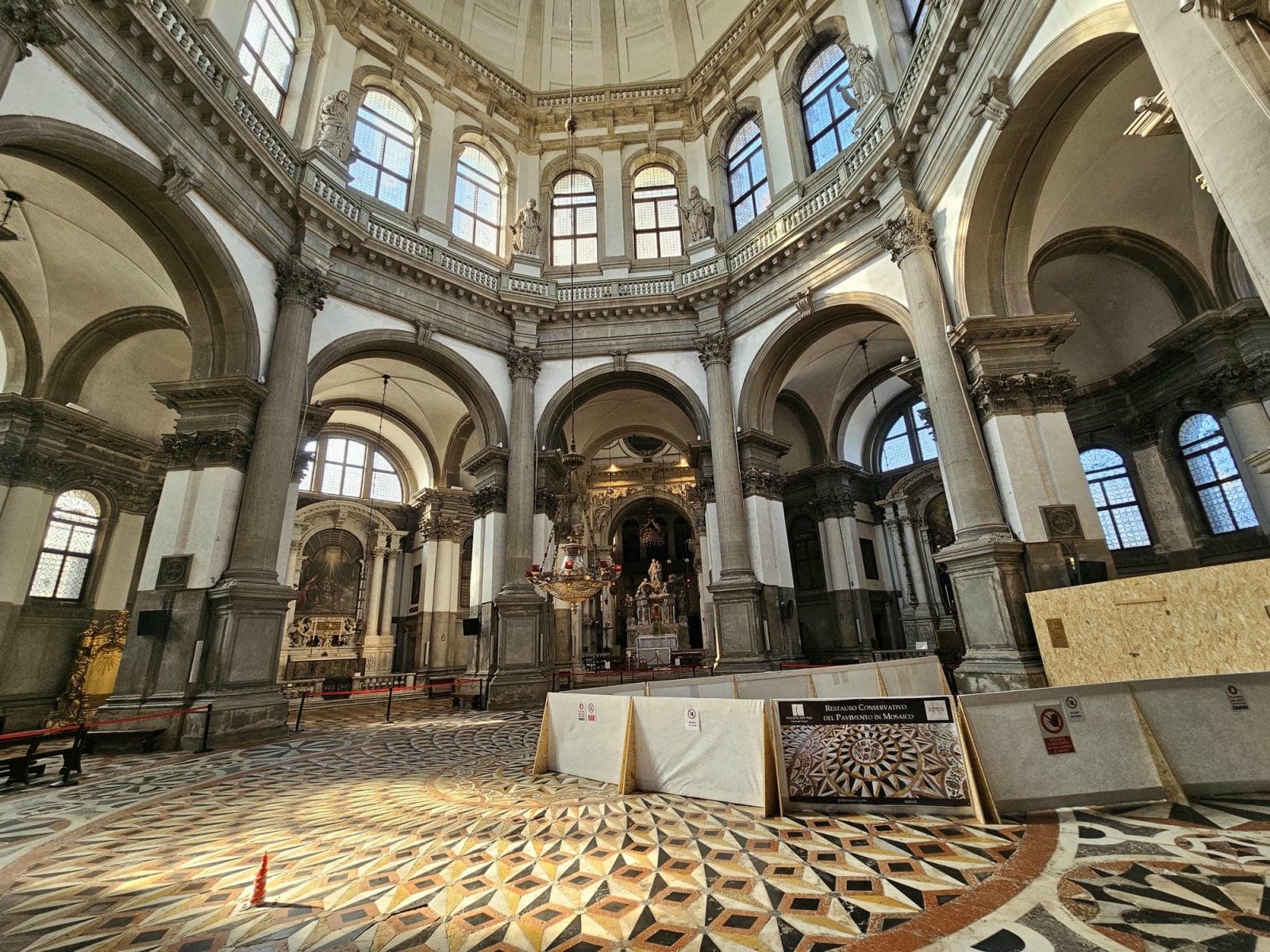 Basilica Santa Maria della Salute Inside