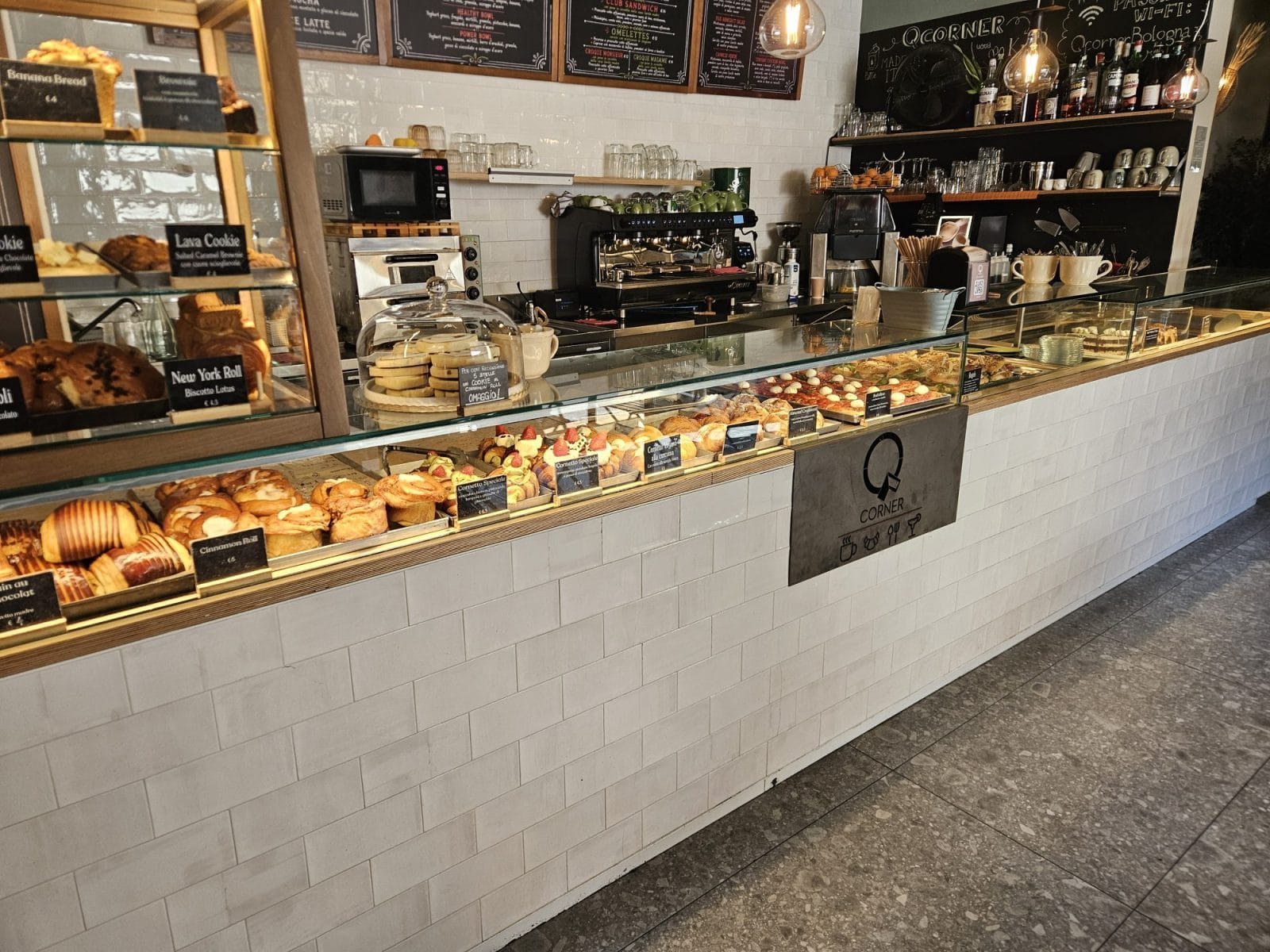 QCorner-Bologna Cafe