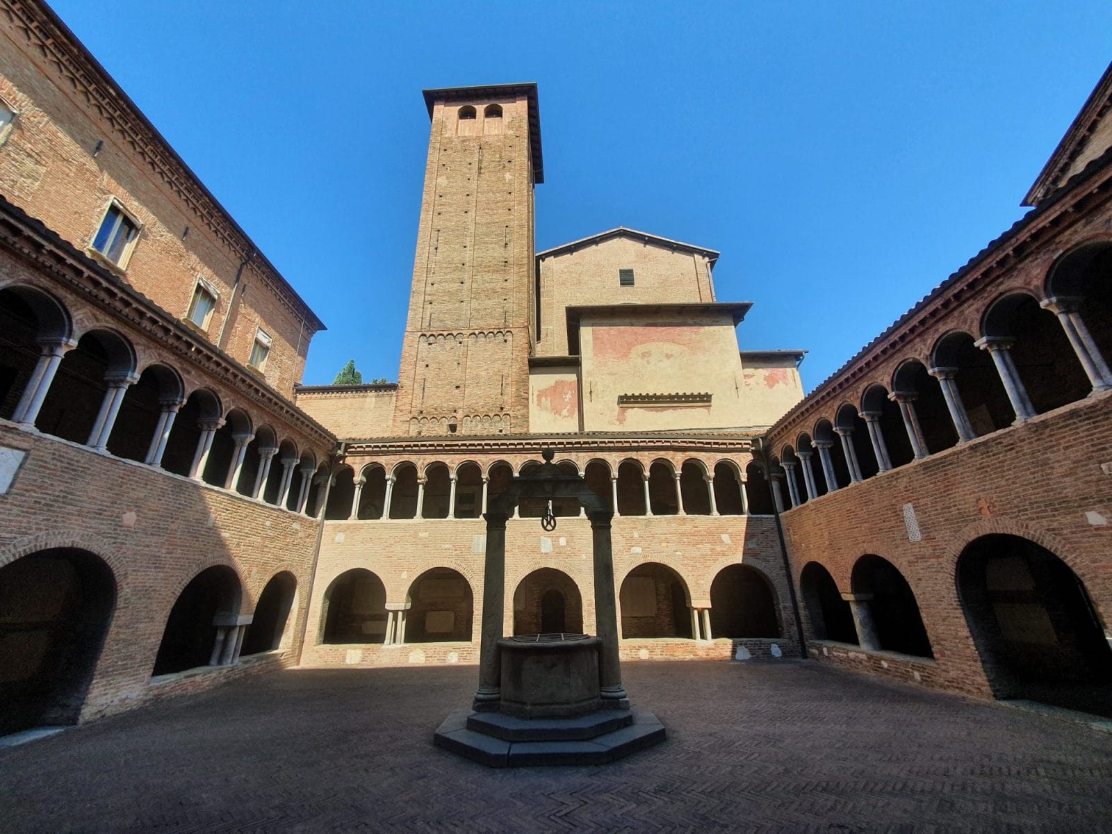 courtyard and pillared cloister of the Basilica di Santo Stefano